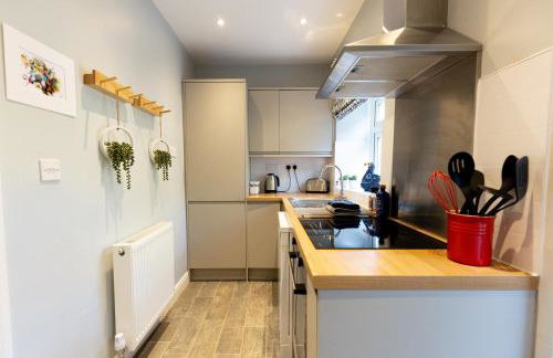 LITTLE RED HOLIDAY HOME - 2 Bed House with Free Parking within West Yorkshire, local access to the Peak District - Foto 16