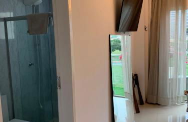 Sacada com ar, rede, pôr do sol, lareira e cinema no Candeias - Foto 27