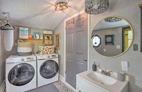 Stylish Woodfin Home with Backyard and Fire Pit - Foto 24