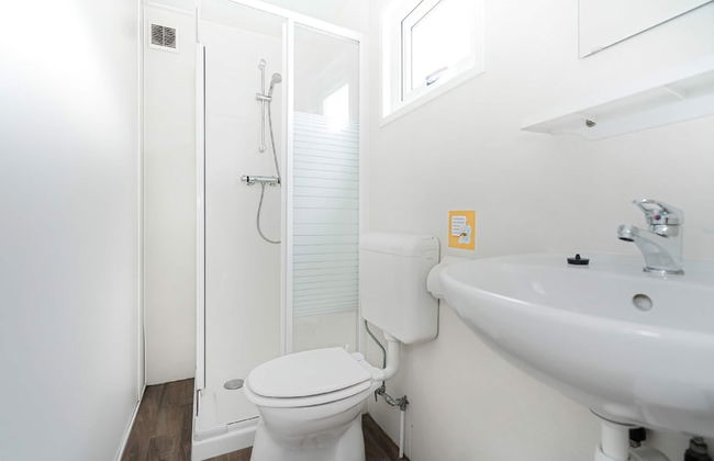 Chalet in Holiday Park With Private Terrace - Foto 7