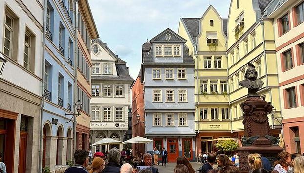 Discover the Heart of Frankfurt - City Tour in German - Photo 3, Chicken market in the "New Old Town"