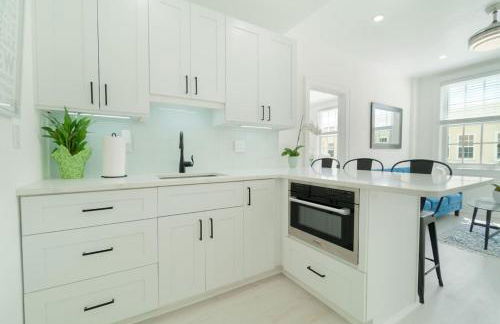 2BR Beachside Retreat with Pool - Foto 2