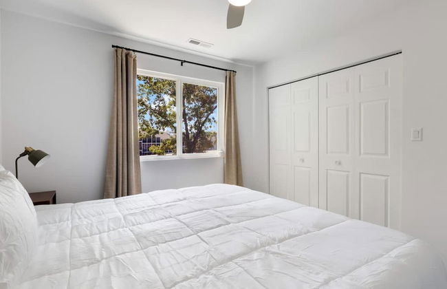 Luxury Waterfront Lakehouse With Private Dock Views - Photo 14