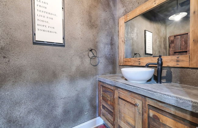 7BR Lakefront Haven Pool Hot Tub Gated 4acres - Foto 36