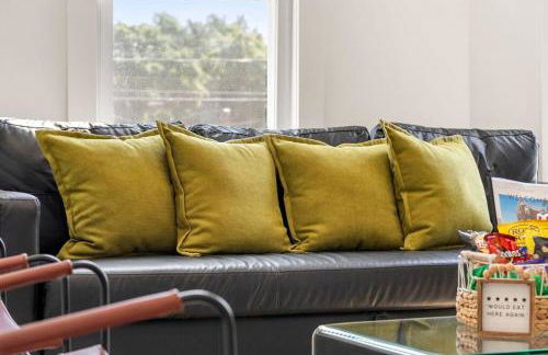 NYC Access 4BR Duplex Sleeps 10, Free Parking - Foto 18