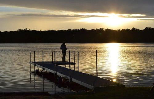 Expansive Lakefront Home with Private Dock - Foto 34