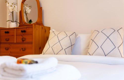 Bright 2BR flat off trendy Chiswick High Road - Photo 19