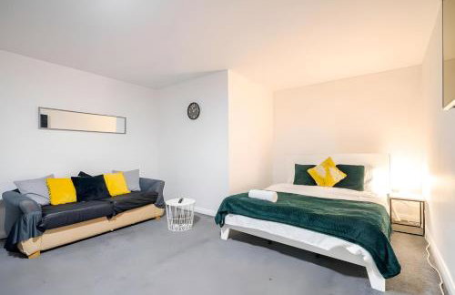 Modern Derby Studio - Sleeps 4, Close to Amenities & Parking - Foto 1
