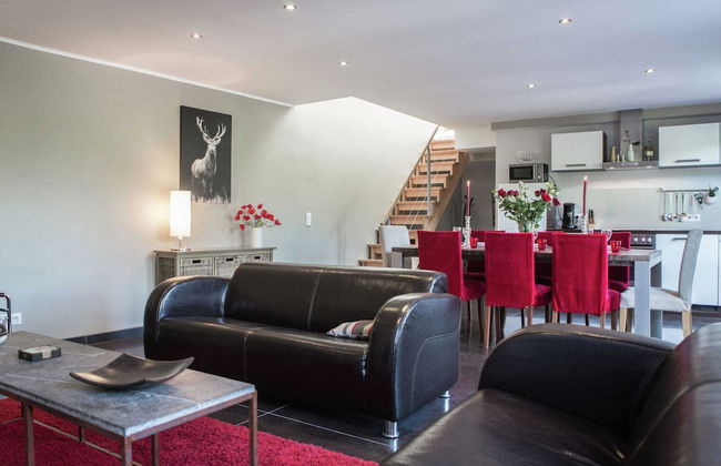 Well Kept House with Fireplace near Forest - Foto 10