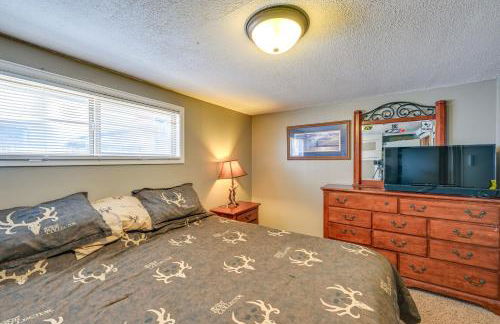 Hunt, Fish and Hike Home with Deck in Encampment - Foto 11