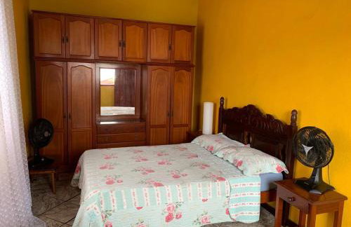 Casa Colorida - Acomodação para 14 pessoas - 10 minutos a pé do centro - Churrasqueira - Foto 6
