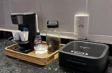 Studio 124 luxuoso, novo, bem equipado com ar condicionado e cozinha completa - Centro Mogi - Foto 13