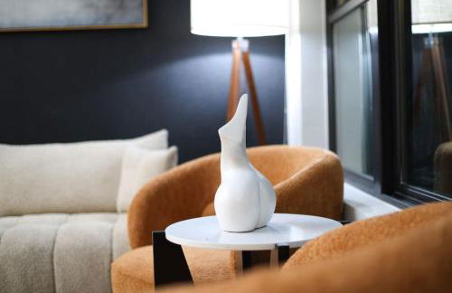 Chic 2BR-w Parking, Near Rvrwalk, Dome & Conv Ctr - Foto 14