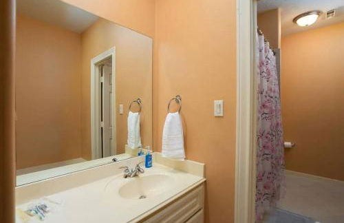 Bedroom with 3.5-Bathroom near Golf Course! - Photo 20