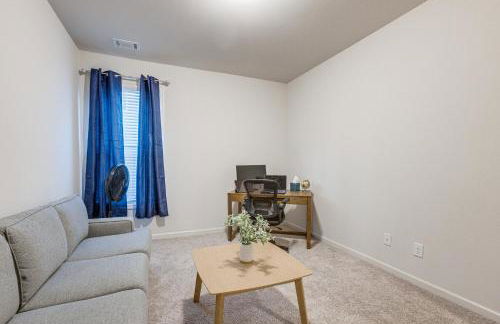 1 Mi to Lake Lanier Modern Home with Patio and Yard! - Foto 19