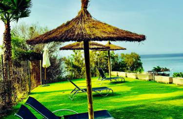 SUNNY HOUSE AT THE BEACH infinity pool shared - Foto 5