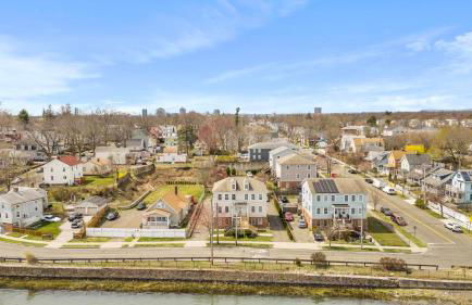 Gorgeous Waterfront 2 Bedroom 1 Bath Modern Home. - Foto 16