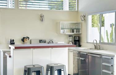 Retro Rendezvous Pool and Spa MidCentury Modern Home - Foto 56