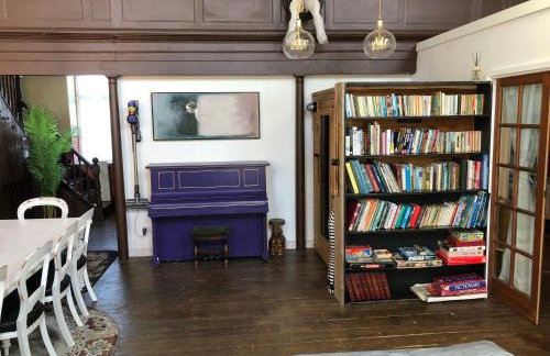 Creative Norfolk Chapel with Piano and Sauna Sleeps 10 - Foto 17