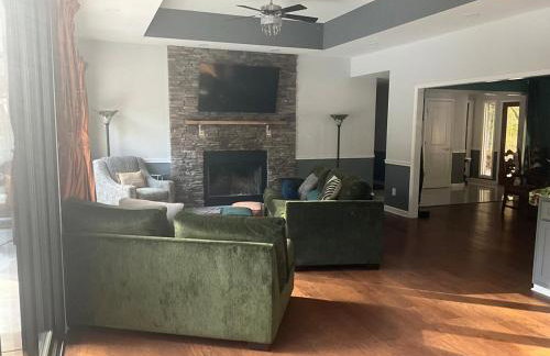 Quiet Forest Vacation home on a Private Road with Spacious Patios, Fire pit, Pet friendly and a Private pool - Foto 18