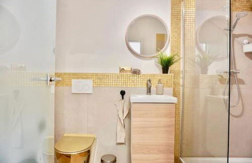 NEU modernes Apartment in Top Lage, free Parking max 1,65m Höhe und 1,8m Breite - Foto 5