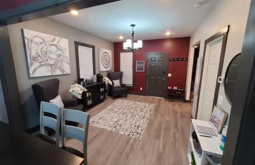 King Bed In Main Floor - Downtown Vacation Rental - Foto 45