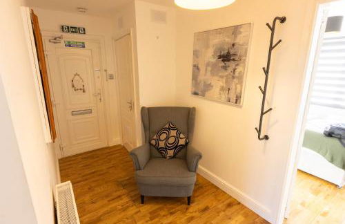 Paisley with Parking & Balcony - Pass the Keys - Foto 6