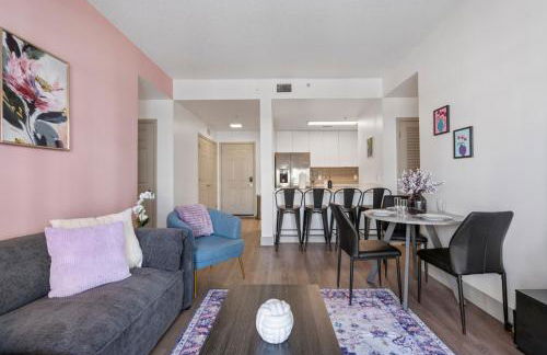 Bright Uptown Bliss - Free Parking, Walkable, Views - Foto 6