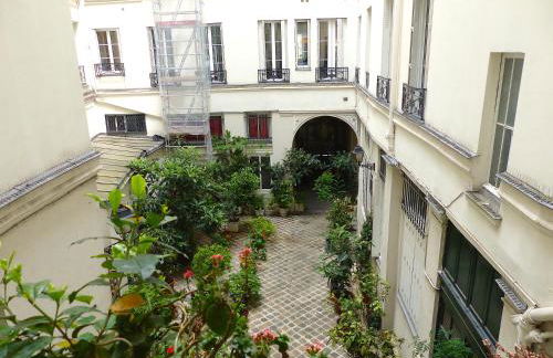 Real Parisian apartment with 2 bedrooms and AC - Foto 18