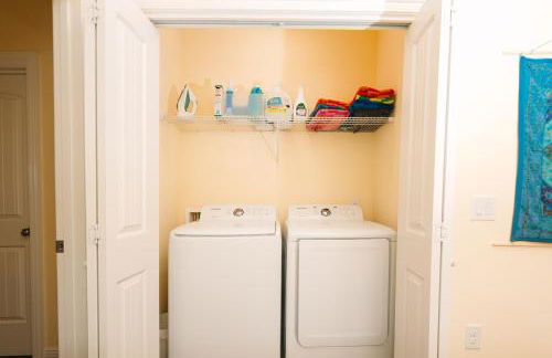 Walk Downtown, Private Parking, Short Drive to Beach & NAS - Foto 35