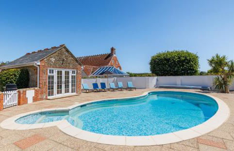 Rookley Farm Lodge Charming Manor Pool House with Heated Pool, Tennis Court & Gardens - Isle of Wight Rural Countryside Escape - Foto 18