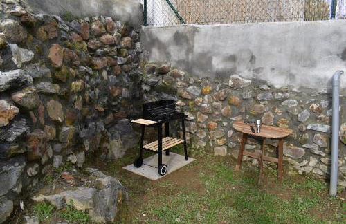 La Antigua Cuadra es un alojamiento de piedra y altos techos de madera con mucho encanto, jardín privado con barbacoa y acceso al río Asón - Foto 13