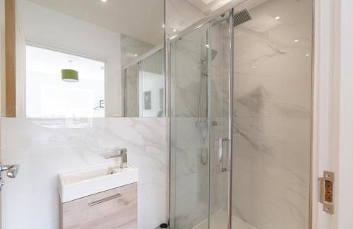 Sleek & Cozy 2BR Apartment for Your Stay # 3 - Foto 5