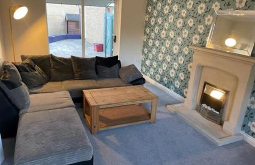 Large 5 Bedroom Family home with parking and WI-FI - Foto 13