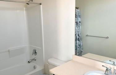 Cozy Charm Newark Retreat with Free Wifi and AC - Foto 16