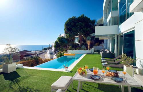 Villa in Sitges with Pool, Jacuzzi, BBQ, View, AC, 12Pax - Foto 1