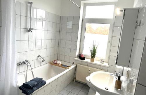 SPR-Helle Wohnung mit Balkon, EBK, WLAN, Netflix, 24 Stunden self checkin - Foto 13