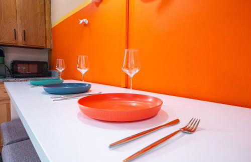 The Orange Lounge - 8 min to KU & Mass - Photo 12