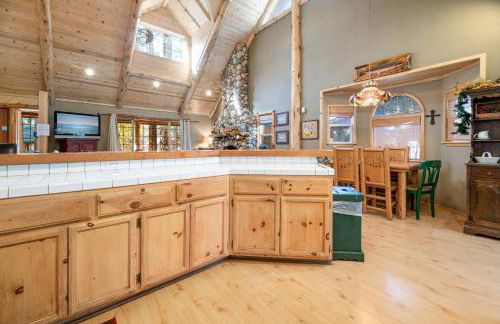 Abe's Cool Cabin - Nice luxury home with a game room, hot tub, and pool table - Foto 18
