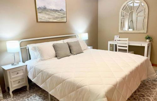 Spacious King Bed Suite at Antique Store - Foto 10