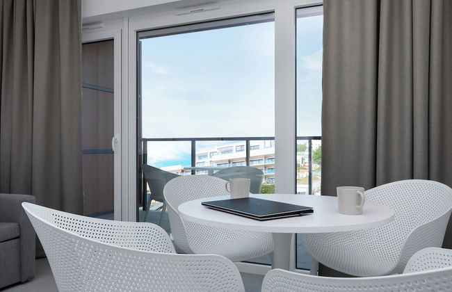 Aquamarina Prima Apartments by Renters - Photo 17