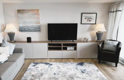 25 Breakwaters - Beach Hut is Included with this Pet Friendly Lux Apartment with Balcony, Stunning Sea Views over to Culver Cliffs & Free Parking - Photo 11