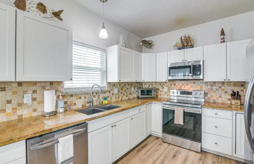 2 Decks, Patio and Views Beachfront Texas Retreat - Photo 12