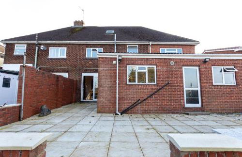 Newly Refurbed Home With Football Table Near M5 Junction 2 - Foto 4