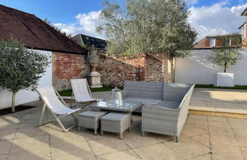 Double-Bed Bedroom, Living Room and Kitchenette, private Bathroom and Utility Room available at Willow House, Shepperton - Foto 29