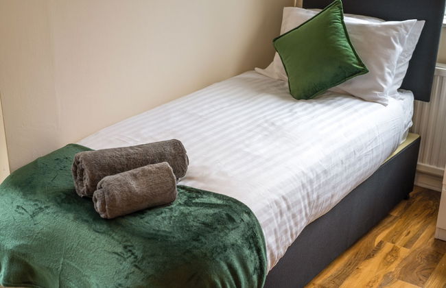 Pierocks Carver Entire House, Free Parking and Wi-fi in High Wycombe - Photo 13