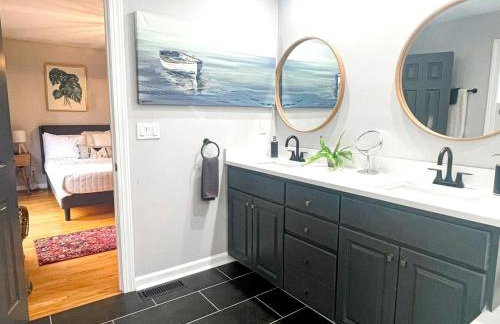 Waterfront Retreat with Spectacular Interior, Jacuzzi and Game Room in NC - Foto 68