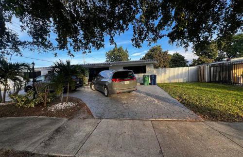 Luxurious Westchester Home Near Miami Clinics - Photo 33