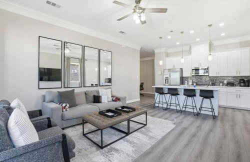 O30A Single-Story 2BR Townhome w King Beds, Workspace, Yard - Foto 1