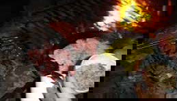 Cena durante el senderismo nocturno